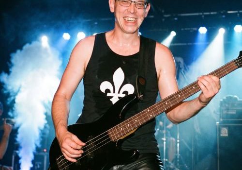 Éric en musicien et guitariste de basse