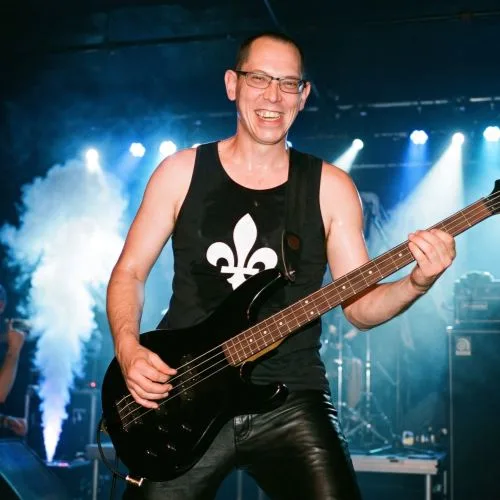 Éric en musicien et guitariste de basse